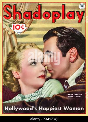 Shadoplay Vintage Hollywood Movie Film Gossip Magazine (September 1934) mit Carole Lombard und Gary Cooper auf der Titelseite, mit der Überschrift „Hollywood's Happiest Woman“ Ein Werbeporträt für „Now and Forever“, ein US-amerikanisches Drama von Henry Hathaway aus dem Jahr 1934. Das Drehbuch von Vincent Lawrence und Sylvia Thalberg basiert auf der Geschichte Honor Bright von Jack Kirkland und Melville Baker. Der Film spielt Gary Cooper, Carole Lombard und Shirley Temple in einer Geschichte über einen kleinen Betrüger, der um seines Kindes willen geradeaus geht. Hollywood USA Stockfoto