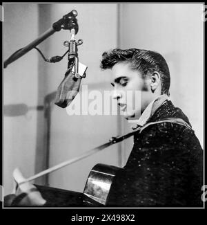 ELVIS PRESLEY ikonischer Popstar in den 1950er Jahren zu Beginn seiner Karriere, sang und spielte seine Gitarre in einem Aufnahmestudio mit Mikrofon der Ära. Hollywood USA Stockfoto