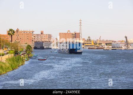 Kreuzfahrtschiffe des Nils stehen an, um in die neuen Stauschleusen der Esna auf dem Nil zu gelangen. Ägypten Stockfoto