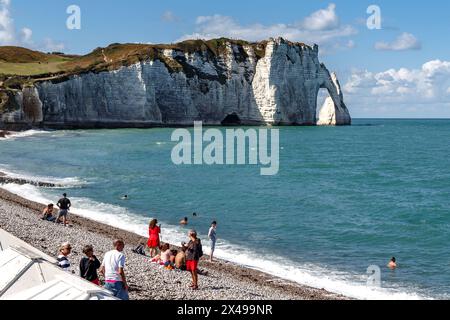 ETRETAT, FRANKREICH - 1. SEPTEMBER 2019: Dies ist ein Blick auf den Strand der Stadt und die Klippe d'Aval an der Alabasterküste der Normandie. Stockfoto