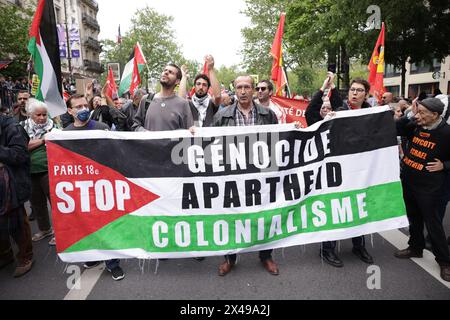 Paris, Frankreich. Mai 2024. © PHOTOPQR/LE PARISIEN/Olivier Arandel ; Paris ; 01/05/2024 ; Paris, France Mercredi 1er mai 2024 Le cortège parisien part de la Place de la République à 14 heures direction la Place de la Nation. 15 000 à 30 000 personnes sont attendues dans la capitale LP/Olivier Arandel - traditionelle Paraden und Demonstrationen in den Straßen am Maitag in Frankreich *** Lokaler Titel *** LP/Olivier Arandel Credit: MAXPPP/Alamy Live News Stockfoto