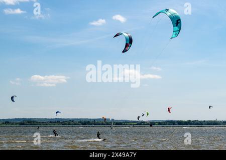 Ceska Skalice, Region Nachod. Mai 2024. Kitesurf- und Windsurffahrer im Rozkos Reservoir in Ceska Skalice, Region Nachod, Tschechische Republik, 1. Mai 2024. Quelle: David Tanecek/CTK Photo/Alamy Live News Stockfoto