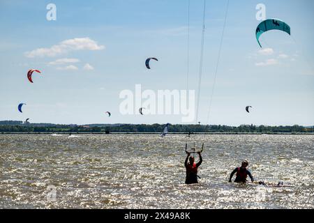 Ceska Skalice, Region Nachod. Mai 2024. Kitesurf- und Windsurffahrer im Rozkos Reservoir in Ceska Skalice, Region Nachod, Tschechische Republik, 1. Mai 2024. Quelle: David Tanecek/CTK Photo/Alamy Live News Stockfoto