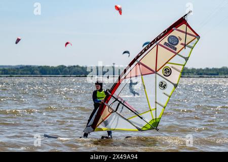 Ceska Skalice, Region Nachod. Mai 2024. Kitesurf- und Windsurffahrer im Rozkos Reservoir in Ceska Skalice, Region Nachod, Tschechische Republik, 1. Mai 2024. Quelle: David Tanecek/CTK Photo/Alamy Live News Stockfoto