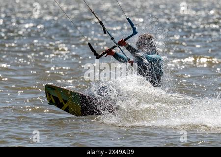 Ceska Skalice, Region Nachod. Mai 2024. Kitesurf- und Windsurffahrer im Rozkos Reservoir in Ceska Skalice, Region Nachod, Tschechische Republik, 1. Mai 2024. Quelle: David Tanecek/CTK Photo/Alamy Live News Stockfoto