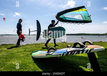 Ceska Skalice, Region Nachod. Mai 2024. Kitesurf- und Windsurffahrer im Rozkos Reservoir in Ceska Skalice, Region Nachod, Tschechische Republik, 1. Mai 2024. Quelle: David Tanecek/CTK Photo/Alamy Live News Stockfoto