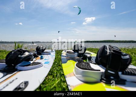 Ceska Skalice, Region Nachod. Mai 2024. Kitesurf- und Windsurffahrer im Rozkos Reservoir in Ceska Skalice, Region Nachod, Tschechische Republik, 1. Mai 2024. Quelle: David Tanecek/CTK Photo/Alamy Live News Stockfoto