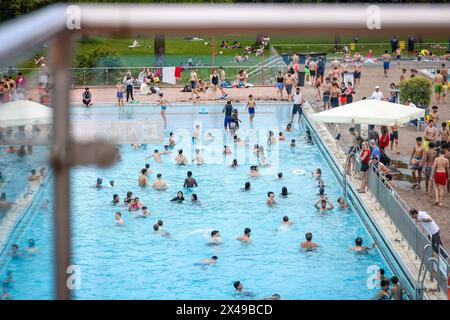 1. Mai 2024, Nordrhein-Westfalen, Essen: Vollschwimmbad bei Sommertemperaturen von rund 28 Grad. Tausende von Menschen besuchen das Grugabad in Essen am sonnigen 1. Mai bei 28 Grad. Zahlreiche Freibäder beginnen die Saison. Foto: Christoph Reichwein/dpa Stockfoto