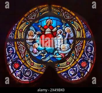 Jesus Christus Himmel Buntglas St. Nizier Kirche Lyon Frankreich. Die Kirche wurde 1800 erbaut Dem heiligen Nicetius, dem Bischof aus dem 6. Jahrhundert, gewidmet. Stockfoto