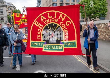 London, UK, 01. Mai 2024. Demonstranten nehmen an der jährlichen Demonstration der Arbeiter am Mai Teil. Stockfoto