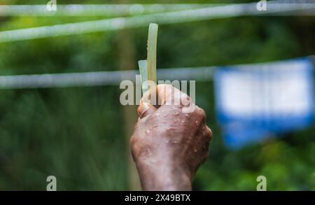 Ein Arbeiter, mason, überwacht den Wasserstand, um die Höhe und den Boden vor dem Zementieren zu nivellieren. Stockfoto