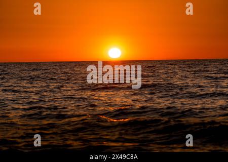 Der malerische Sonnenaufgang über dem Kaspischen Meer am Ufer von Makhachkala in der Republik Dagestan, Südrussland Stockfoto