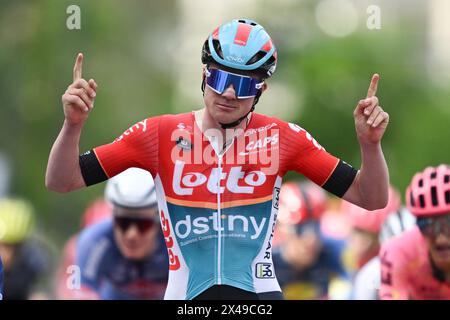 1. Mai 2024, Hessen, Frankfurt/Main: Radfahren: UCI WorldTour - Eschborn-Frankfurt, MEN. Maxim van Gils aus Belgien vom Team Lotto Dstny feiert an der Ziellinie in der Alten Oper. Foto: Arne Dedert/dpa Stockfoto