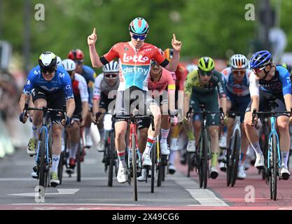 1. Mai 2024, Hessen, Frankfurt/Main: Radfahren: UCI WorldTour - Eschborn-Frankfurt, MEN. Maxim van Gils (M) aus Belgien vom Team Lotto Dstny feiert an der Ziellinie in der Alten Oper. Foto: Arne Dedert/dpa Stockfoto