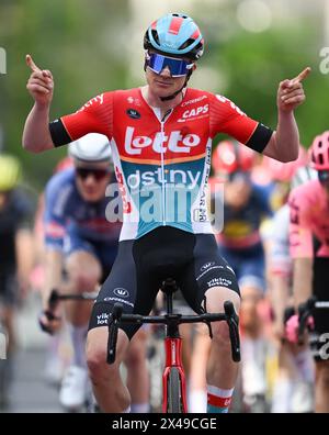 1. Mai 2024, Hessen, Frankfurt/Main: Radfahren: UCI WorldTour - Eschborn-Frankfurt, MEN. Maxim van Gils aus Belgien vom Team Lotto Dstny feiert an der Ziellinie in der Alten Oper. Foto: Arne Dedert/dpa Stockfoto