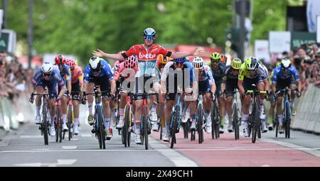 1. Mai 2024, Hessen, Frankfurt/Main: Radfahren: UCI WorldTour - Eschborn-Frankfurt, MEN. Maxim van Gils (M) aus Belgien vom Team Lotto Dstny feiert an der Ziellinie in der Alten Oper. Foto: Arne Dedert/dpa Stockfoto