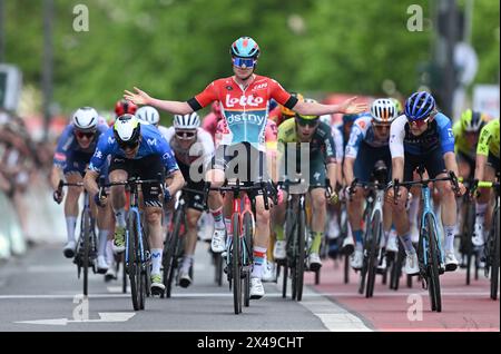 1. Mai 2024, Hessen, Frankfurt/Main: Radfahren: UCI WorldTour - Eschborn-Frankfurt, MEN. Maxim van Gils (M) aus Belgien vom Team Lotto Dstny feiert an der Ziellinie in der Alten Oper. Foto: Arne Dedert/dpa Stockfoto