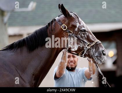 Louisville, Usa. April 2024 30. Die Bräutigame waschen ihr Pferd nach dem morgendlichen Workout auf der Rennstrecke ab, während sie sich auf das 150ste Rennen des Kentucky Derby in Churchill Downs am Mittwoch, den 1. Mai 2024 in Louisville, Kentucky, vorbereiten. Foto von John Sommers II/UPI Credit: UPI/Alamy Live News Stockfoto