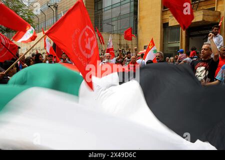 Beirut, Beirut, Libanon. Mai 2024. Anhänger der Kommunistischen Partei Libanons und anderer linker Gruppen schwenken während einer Demonstration zum Internationalen Tag der Arbeit in Beirut eine riesige palästinensische Flagge zusammen mit libanesischen und anderen Parteien. Hunderte libanesischer Arbeiter nahmen an dem Protest Teil, um ihre Missbilligung und Wut über die sich verschlechternde sozioökonomische Lage zum Ausdruck zu bringen und ihre Unterstützung für die Palästinenser und ihre Verurteilung Israels zu bekunden. (Kreditbild: © Marwan Naamani/ZUMA Press Wire) NUR REDAKTIONELLE VERWENDUNG! Nicht für kommerzielle ZWECKE! Stockfoto