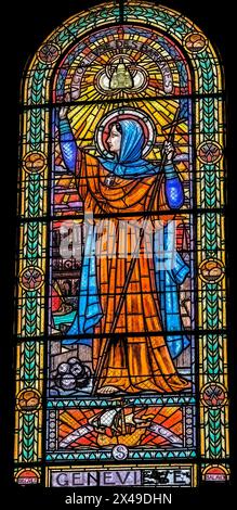 Saint Genevieve Buntglas Saint Pothin Kirche Lyon Frankreich. In den 1800er Jahren umgebaut Genevieve Schutzpatron von Paris lebte in den 400er Jahren Glasmalerei von Frenc Stockfoto