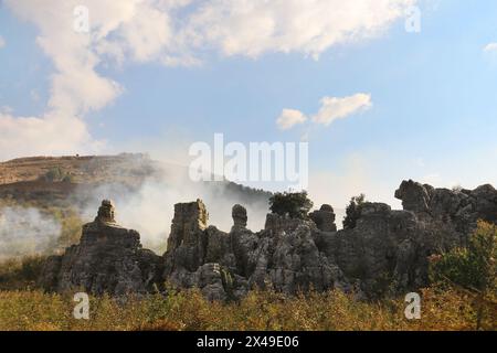 Eine Felsformation in den Bergen zwischen Laklouk und Tannourine im Libanon. Stockfoto