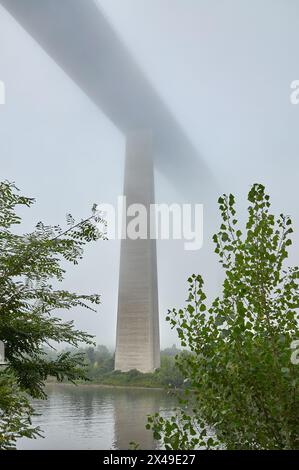 Autobahnbrücke A61 in der Nähe von Dieblich über die Mosel im Nebel, Rheinland-Pfalz, Deutschland Stockfoto