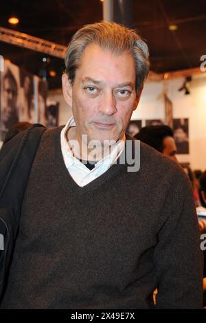 Paris, Frankreich. März 2010. Der Schriftsteller Paul Auster nahm an der Pariser Buchmesse „Le Salon du Livre“ Teil, die am 27. März 2010 im Parc des Expositions, Porte de Versailles in Paris, Frankreich, stattfand. Foto: Mireille Ampilhac/ABACAPRESS. COM Credit: Abaca Press/Alamy Live News Stockfoto