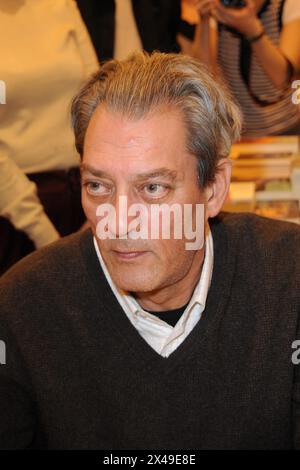 Paris, Frankreich. März 2010. Paul Auster besuchte die Pariser Buchmesse „Le Salon du Livre“, die am 27. März 2010 im Parc des Expositions, Porte de Versailles in Paris, Frankreich, stattfand. Foto: Briquet-Gorassini/ABACAPRESS. COM Credit: Abaca Press/Alamy Live News Stockfoto