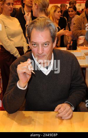 Paris, Frankreich. März 2010. Paul Auster besuchte die Pariser Buchmesse „Le Salon du Livre“, die am 27. März 2010 im Parc des Expositions, Porte de Versailles in Paris, Frankreich, stattfand. Foto: Briquet-Gorassini/ABACAPRESS. COM Credit: Abaca Press/Alamy Live News Stockfoto