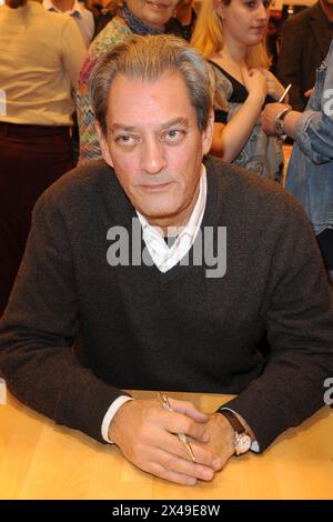 Paris, Frankreich. März 2010. Paul Auster besuchte die Pariser Buchmesse „Le Salon du Livre“, die am 27. März 2010 im Parc des Expositions, Porte de Versailles in Paris, Frankreich, stattfand. Foto: Briquet-Gorassini/ABACAPRESS. COM Credit: Abaca Press/Alamy Live News Stockfoto