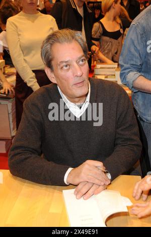 Paris, Frankreich. März 2010. Paul Auster besuchte die Pariser Buchmesse „Le Salon du Livre“, die am 27. März 2010 im Parc des Expositions, Porte de Versailles in Paris, Frankreich, stattfand. Foto: Briquet-Gorassini/ABACAPRESS. COM Credit: Abaca Press/Alamy Live News Stockfoto