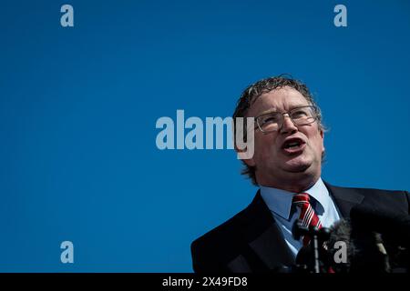 Washington, USA. Mai 2024. Der Vertreter Thomas Massie (R-KY) spricht am Mittwoch, den 1. Mai, vor dem US-Kapitol in Washington, DC, vor den Medien. 2024. (Graeme Sloan/SIPA USA) Credit: SIPA USA/Alamy Live News Stockfoto