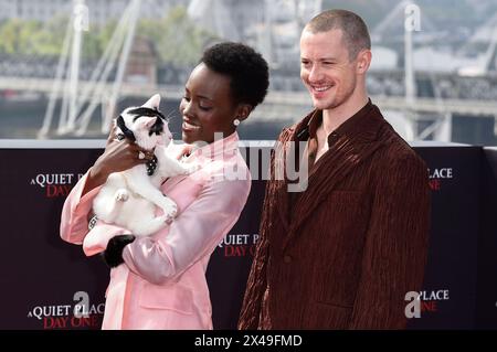 Lupita Nyong o und Joseph Quinn mit Katze Schnitzel beim Photocall zum Kinofilm Ein ruhiger Ort: Tag Eins auf dem IET Building. London, 01.05.2024 *** Lupita Nyong o und Joseph Quinn mit Katze Schnitzel beim Fotocall zum Film A Quiet Place Day One A Quiet Place Day One im IET Building London, 01 05 2024 Foto:XS.xVasx/xFuturexImagex Quiet 4427 Stockfoto