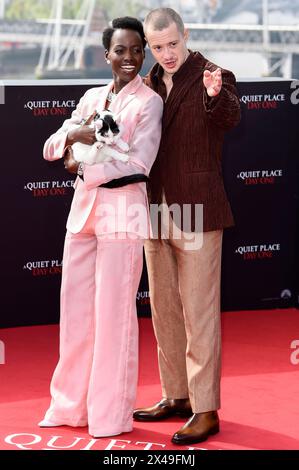 Lupita Nyong o und Joseph Quinn mit Katze Schnitzel beim Photocall zum Kinofilm Ein ruhiger Ort: Tag Eins auf dem IET Building. London, 01.05.2024 *** Lupita Nyong o und Joseph Quinn mit Katze Schnitzel beim Fotocall zum Film A Quiet Place Day One A Quiet Place Day One im IET Building London, 01 05 2024 Foto:XS.xVasx/xFuturexImagex Quiet 4425 Stockfoto