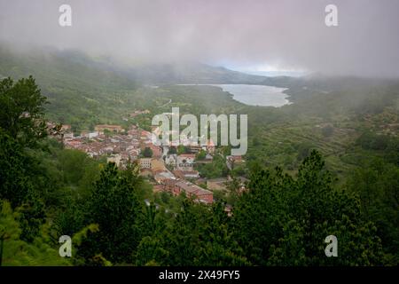 Panoramablick auf Baños de Montemayor nördlich von Extremadura an einem bewölkten Tag mit grüner Vegetation Stockfoto