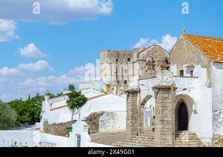 Traditionelle Architektur in der mittelalterlichen Stadt Evoramonte, Region Alentejo. Portugal Stockfoto