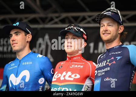 1. Mai 2024, Hessen, Frankfurt/Main: Radfahren: UCI WorldTour - Eschborn-Frankfurt, Männer. Der zweitplatzierte Alex Aranburu (l-r) aus Spanien vom Team Movistar, der belgische Sieger Maxim van Gils vom Team Lotto Dstny und der drittplatzierte Riley Sheehan aus den USA vom Team Israel - Premier Tech stehen zusammen auf der Podiumseremonie. Foto: Arne Dedert/dpa Stockfoto