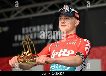 1. Mai 2024, Hessen, Frankfurt/Main: Radfahren: UCI WorldTour - Eschborn-Frankfurt, MEN. Gewinner Maxim van Gils aus Belgien vom Team Lotto Dstny hält die Trophäe bei der Preisverleihung. Foto: Arne Dedert/dpa Stockfoto