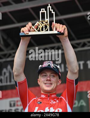 1. Mai 2024, Hessen, Frankfurt/Main: Radfahren: UCI WorldTour - Eschborn-Frankfurt, MEN. Gewinner Maxim van Gils aus Belgien vom Team Lotto Dstny hält die Trophäe bei der Preisverleihung. Foto: Arne Dedert/dpa Stockfoto