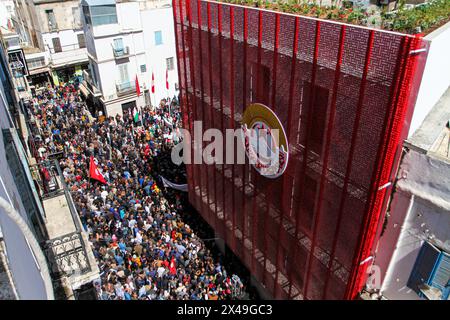 Tunis, Tunesien. Mai 2024. Tunis, Tunesien. Mai 2024. Der Sitz der tunesischen Gewerkschaft Allgemeine Arbeit (UGTT) während einer großen Kundgebung zum Internationalen Arbeitstag in Tunis, Tunesien. Die Veranstaltung feierte den Kampf der Arbeiter und ihre wirtschaftlichen und sozialen Errungenschaften, aber auch den Widerstand der Palästinenser im belagerten Gazastreifen und im Westjordanland. Mehrere palästinensische Flaggen wurden während der Veranstaltung gewunken, neben der tunesischen Flagge und den UGTT-Flaggen (Credit Image: © Hasan mrad/IMAGESLIVE via ZUMA Press Wire) NUR REDAKTIONELLE VERWENDUNG! Nicht für kommerzielle ZWECKE! Stockfoto