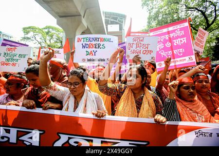 Am 1. Mai 2024 nahmen Bekleidungsarbeiter und andere Aktivisten der Arbeiterorganisation an einer Demonstration zum Mai oder Internationalen Arbeitstag in Dhaka, Bangladesch, Teil. Dhaka Dhaka Bezirk Bangladesch Copyright: XHabiburxRahmanx Stockfoto