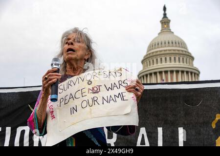 Washington, District of Columbia, USA. April 2024 30. Eine Gemeinschaft propalästinensischer Aktivisten trifft sich zu einem von if Not Now DC organisierten Pessach seder auf dem Rasen des Kapitols der USA. (Kreditbild: © Diane Krauthamer/ZUMA Press Wire) NUR REDAKTIONELLE VERWENDUNG! Nicht für kommerzielle ZWECKE! Stockfoto