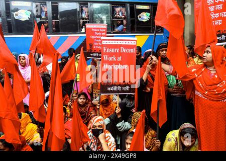 Am 1. Mai 2024 nahmen Bekleidungsarbeiter und andere Aktivisten der Arbeiterorganisation an einer Demonstration zum Mai oder Internationalen Arbeitstag in Dhaka, Bangladesch, Teil. Dhaka Dhaka Bezirk Bangladesch Copyright: XHabiburxRahmanx Stockfoto