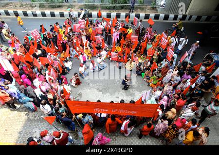 Am 1. Mai 2024 nahmen Bekleidungsarbeiter und andere Aktivisten der Arbeiterorganisation an einer Demonstration zum Mai oder Internationalen Arbeitstag in Dhaka, Bangladesch, Teil. Dhaka Dhaka Bezirk Bangladesch Copyright: XHabiburxRahmanx Stockfoto