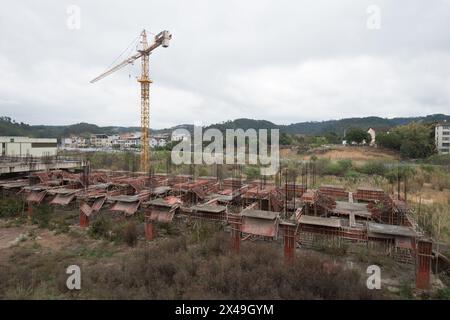 Baise City, Guangxi, China - 10. März 2023: Eine Baustelle wurde vor Fertigstellung aufgegeben Stockfoto