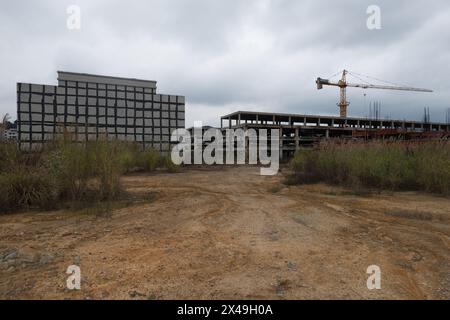 Baise City, Guangxi, China - 10. März 2023: Eine Baustelle wurde vor Fertigstellung aufgegeben Stockfoto