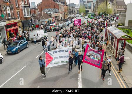 Leeds, Großbritannien. MAI 2024. Pro Palestine Crowd kommt nach dem Studentengang weit über die parkinson-Stufen hinaus. Credit Milo Chandler/Alamy Live News Stockfoto