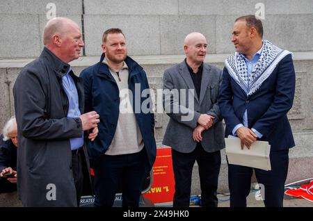 London, Großbritannien. Mai 2024. Matt Wrack, Generalsekretär der Feuerwehrunion, Stellvertretender Generalsekretär der FBU, Ben Selby, Mick Lynch, Generalsekretär des RMT, und Husam Zomlot, Botschafter des Staates Palästina und Botschafter von Palästina im Vereinigten Königreich. Gewerkschaftsmitglieder und Arbeitnehmer nehmen an dem jährlichen Maimarsch Teil und halten Vorträge auf dem Trafalgar Square. Der marsch durch die Londoner Innenstadt führt von Clerkenwell Green zum Trafalgar Square. Sie feiert die Rechte der Arbeitnehmer und verlangt bessere Bedingungen und bessere Bezahlung. Quelle: Mark Thomas/Alamy Live News Stockfoto