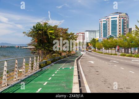 Kota Kinabalu, Malaysia - 17. März 2019: Kota Kinabalu an einem sonnigen Sommertag. Blick auf die Straße Stockfoto