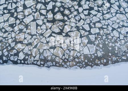 Foto Hintergrundstruktur von Eisschollen, die vor der Ostseeküste schwimmen, Foto von einer Drohne mit Blick nach unten. Stockfoto